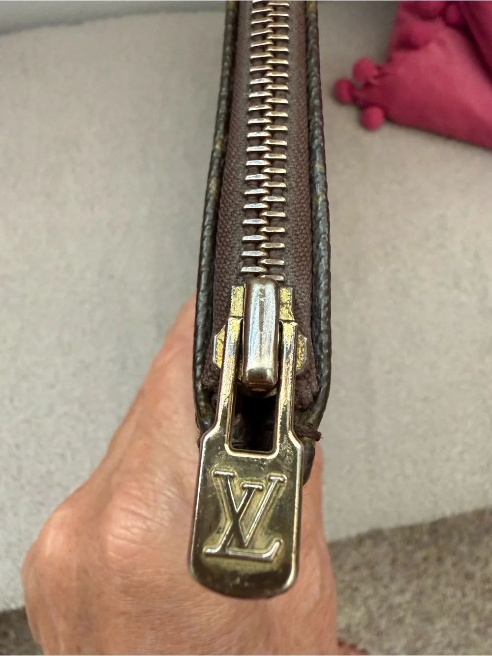 Louis Vuitton Vintage 1986 Zip Folio/tablet case. Zipper runs very smoothly.